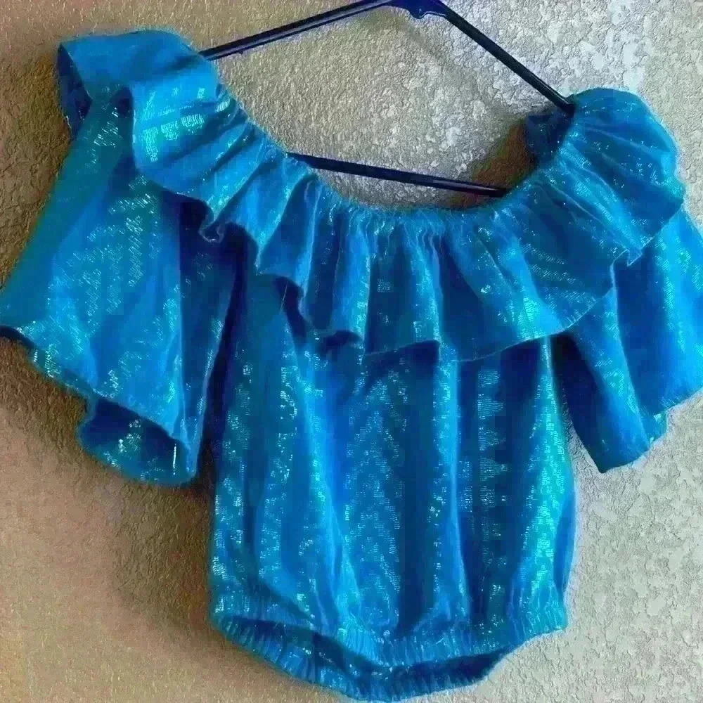 Elan (Revolve) aqua off the shoulder cropped blouse silver stitch detail sz S